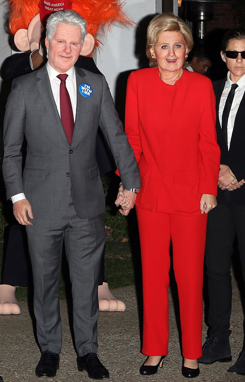 Кэти Перри активно поддерживала Хиллари Клинтон во время предвыборной кампании в 2016 году, и, кажется, ее преданность этому кандидату зашла слишком далеко. В 2016 году на хэллоуинскую ве...