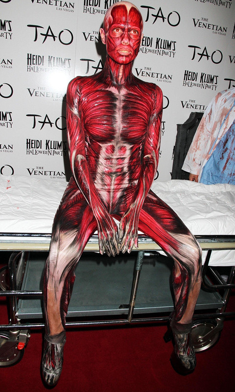 На одну из вечеринок по случаю Хэллоуина в Лас-Вегасе в 2011 году супермодель Хайди Клум выбирала наряд, графически изображающий внутренности человека под слоем кожи. На ковровую дорожу в...