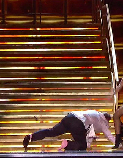 9 звезд, которые падали со сцены (видео)