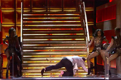 9 звезд, которые падали со сцены (видео)