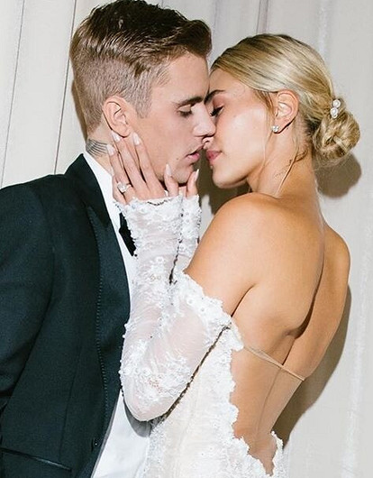 «Осторожно, сексуальная жена»: Джастин Бибер опубликовал новое фото со свадьбы