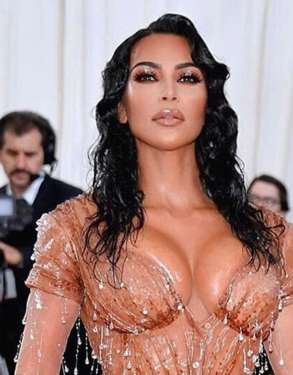 Ким Кардашьян показала, как скрывает целлюлит (видео)