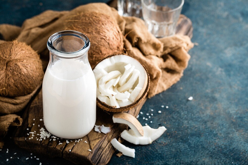 Энергия без жира и глюкоза без сахара: польза и вред кокосового молока для организма
