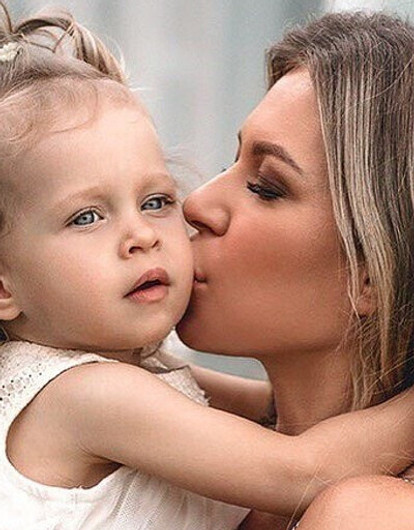 «Кайф чистейший»: Рита Дакота сделала татуировку в честь дочери (видео)