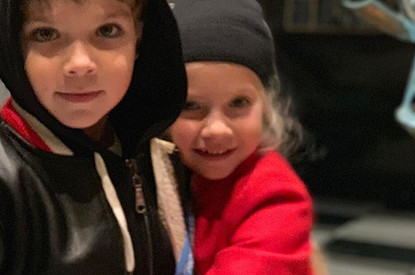 Максим Галкин показал, как его дети «оторвались от папарацци» на розовой карете (видео)