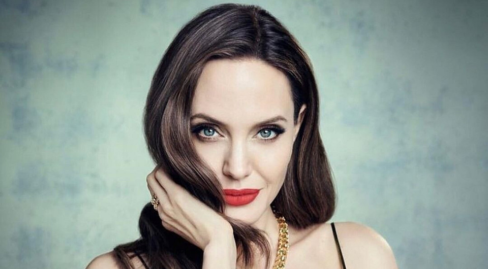 Анджелина Джоли удалила себе грудь и яичники, чтобы не заболеть раком