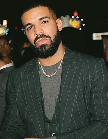 Золото и бриллианты: Дрейк с размахом отпраздновал день рождения