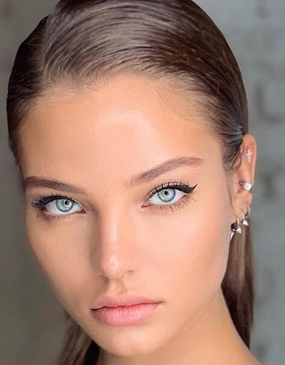 Торт Burberry и поцелуй с Фараоном: как Алеся Кафельникова отметила свой день рождения