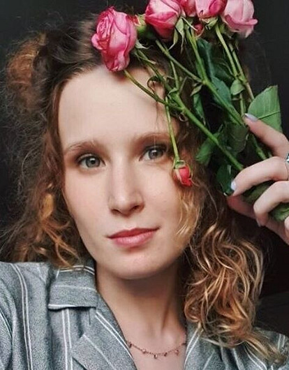 «Слезки на колесиках»: заплаканная Монеточка разделась в ванной