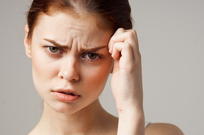 Массаж, пилинг и пластырь: как убрать морщины на лбу между бровями