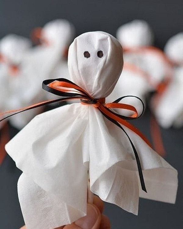 Обычный чупа-чупс тоже можно использовать для декора к Хэллоуину. Просто оберни его салфеткой, нарисуй глазки и завяжи сверху ленточкой. Готово!