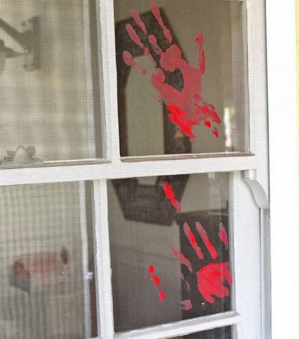 Приготовленную кровь ты можешь использовать и для прочего декора. Например, сделав отпечатки рук на окне. Нет ничего проще!