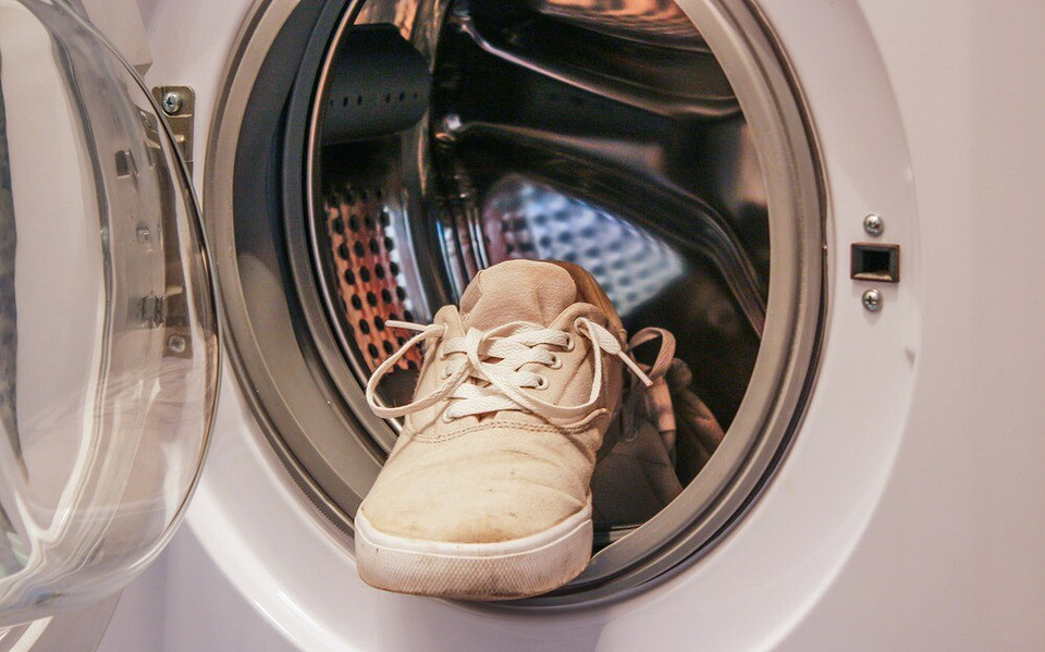 Можно ли постирать кроссовки. Стиральная машина для обуви. Кроссовки в стиральной машине. Стирка кроссовок в стиральной машинке. Постирать кроссовки в стиральной машине.