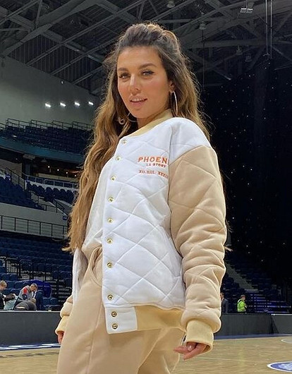 «Капелька обработки»: Анна Седокова примерила образ брюнетки с короткой стрижкой