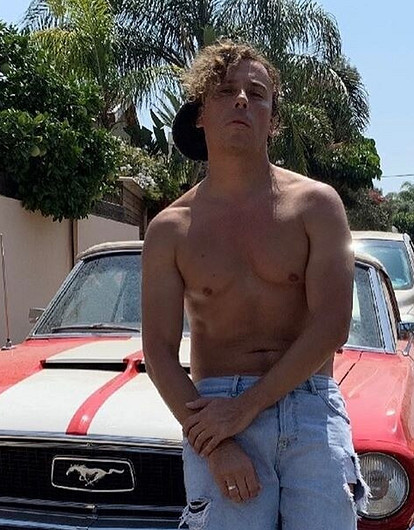 Максим Галкин разделся по пояс и показал фокус с телефоном (видео)