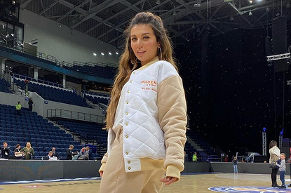 «Капелька обработки»: Анна Седокова примерила образ брюнетки с короткой стрижкой