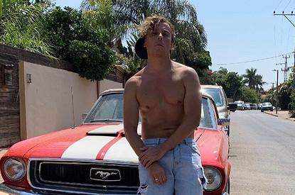 Максим Галкин разделся по пояс и показал фокус с телефоном (видео)