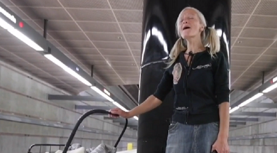 Бездомная русская эмигрантка в США прославилась после пения в метро и получила крупный контракт (видео)