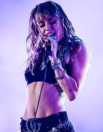 Майли Сайрус поцеловала бывшего парня Джиджи Хадид (видео)