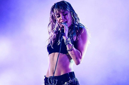 Майли Сайрус поцеловала бывшего парня Джиджи Хадид (видео)