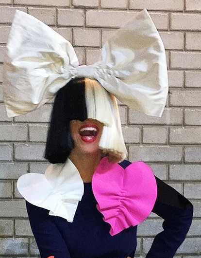 Певица Сиа рассказала, что страдает от хронического заболевания