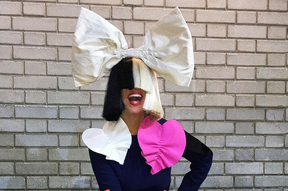 Певица Сиа рассказала, что страдает от хронического заболевания