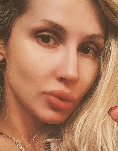 «Ох, ах и ух»: Светлана Лобода показала упражнения на ягодицы, лежа на диване в нижнем белье (видео)