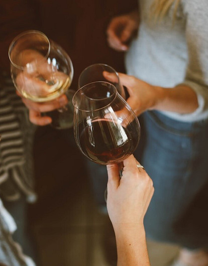 Мы с девочками по бокальчику: как сочетать алкоголь и спорт