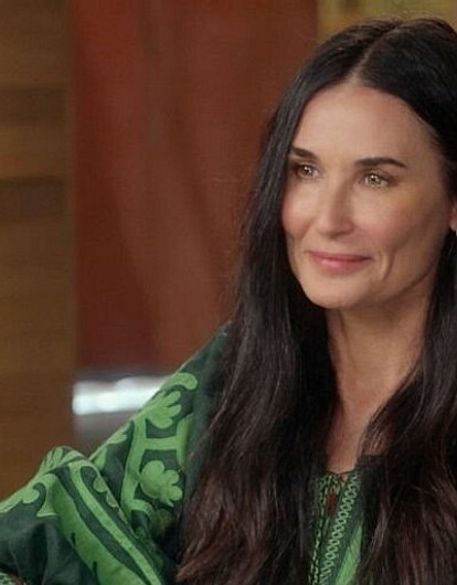 Деми Мур заявила, что ее изнасиловали в 15 лет с согласия матери (актриса назвала его имя)