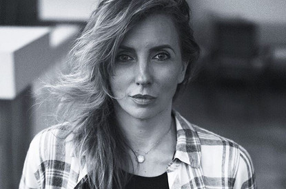 «Пятый элемент»: Светлана Бондарчук поделилась фото, на котором она целует неизвестного мужчину