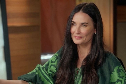 Деми Мур заявила, что ее изнасиловали в 15 лет с согласия матери (актриса назвала его имя)