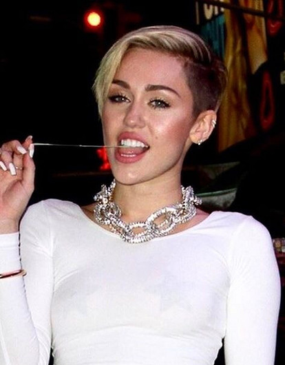 Новый бойфренд Майли Сайрус спел ей серенаду в больнице (видео)