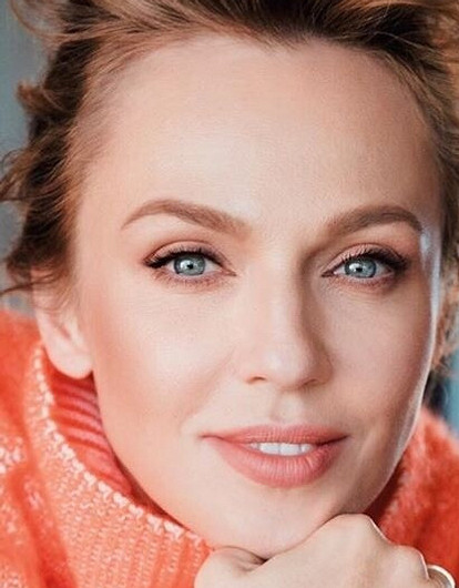 Альбина Джанабаева снялась обнаженной в красной шубе