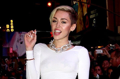 Новый бойфренд Майли Сайрус спел ей серенаду в больнице (видео)