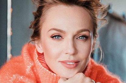 Альбина Джанабаева снялась обнаженной в красной шубе