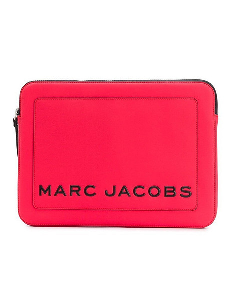Дополнением к ярким контрастным лукам станет чехол для ноутбука MArc Jacobs, декорированный надписью в виде названия бренда. Этот аксессуар также отлично подойдет тем, кто любит создавать...