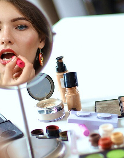 С широко открытыми глазами: как правильно делать макияж для нависшего века