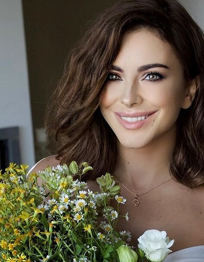 «В предвкушении»: Ани Лорак опубликовала фото в белом откровенном костюме