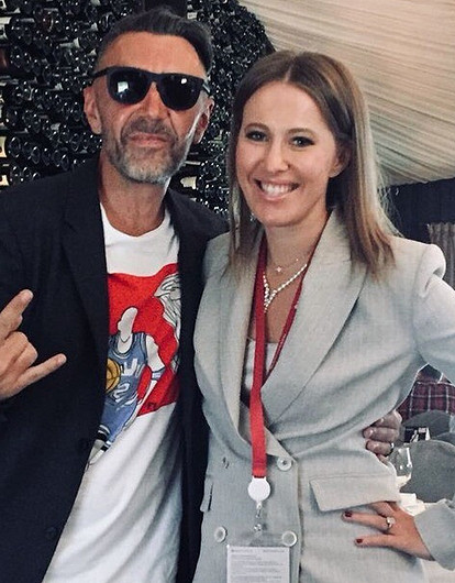 «Шлет поцелуйчики мне»: Сергей Шнуров рассказал о конфликте с Собчак