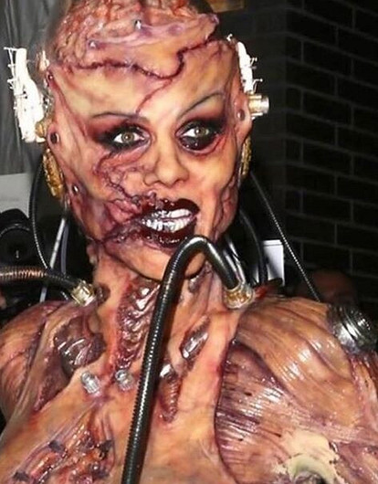 Королева Хэллоуина: Хайди Клум предстала в костюме биоробота (видео)