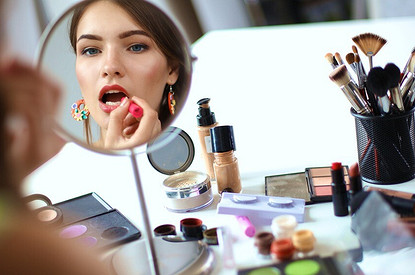 С широко открытыми глазами: как правильно делать макияж для нависшего века