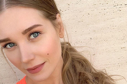 Кристина Асмус собирается судиться с компанией, разместившей ее фото на надгробии