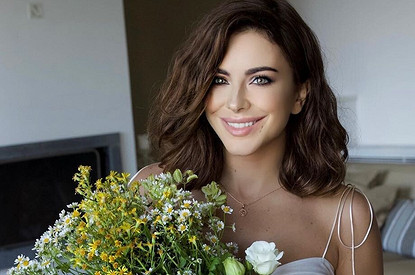 «В предвкушении»: Ани Лорак опубликовала фото в белом откровенном костюме