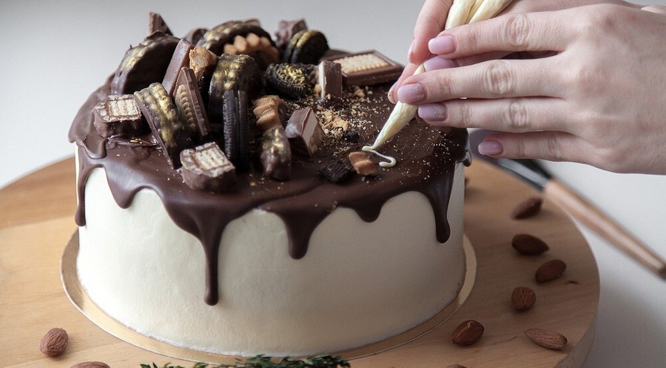 Не хуже, чем в модной кондитерской: 50 идей, как украсить торт шоколадом своими руками