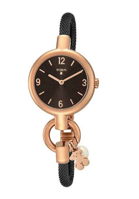 Необычную модель можно найти у ювелирного бренда TOUS. Часы имеют круглый циферблат, а вместо привычного для всех ремешка — стальной круглый браслет. Эти часы станут изящным акцентом...