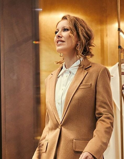 «На контрастах»: Ксения Собчак показала, как носить ассиметричную плиссированную юбку (видео)