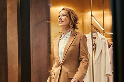 «На контрастах»: Ксения Собчак показала, как носить ассиметричную плиссированную юбку (видео)