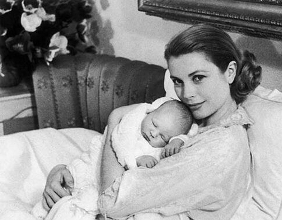 Грейс Келли с новорожденным сыном.