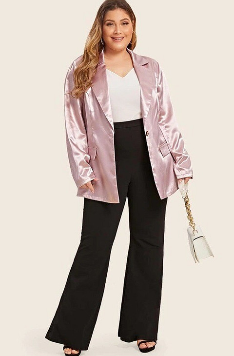 Атласный пиджак пыльно-розового цвета станет отличным дополнением с вечернему образу. Под него можно надеть топ или платье в бельевом стиле, водолазку с люрексом или шифоновую блузу. В со...