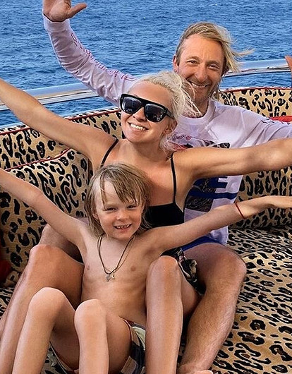 Яна Рудковская подтвердила информацию, что они с Плющенко обратились в полицию из-за угроз сыну